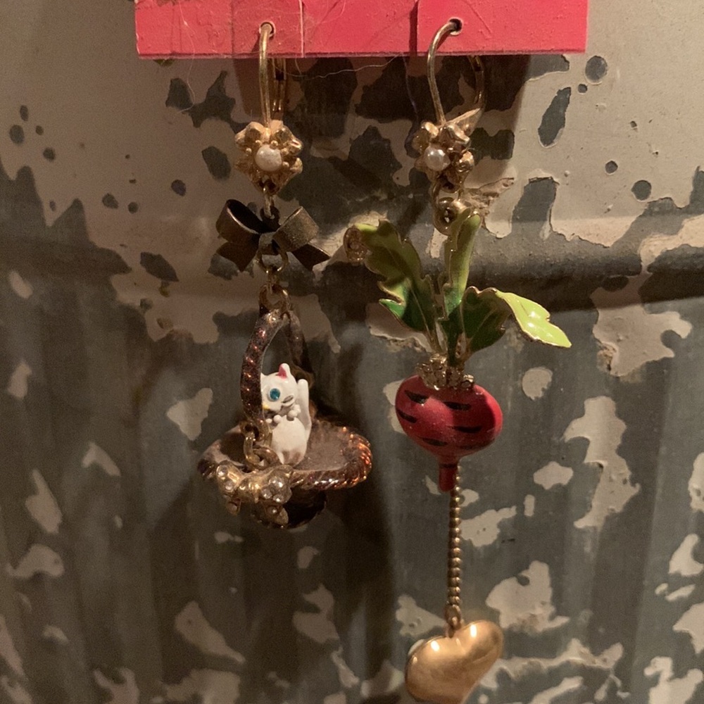 Betsey Johnson kitty in basket and turnip earrings